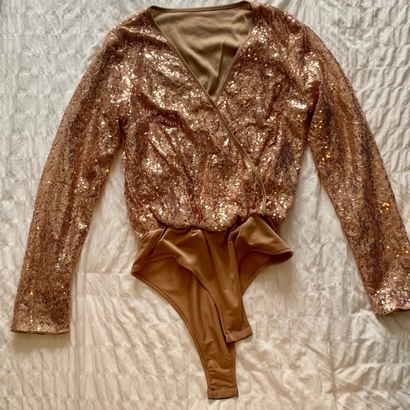 Gold Sequin Bodysuit. - Picture 1 of 3